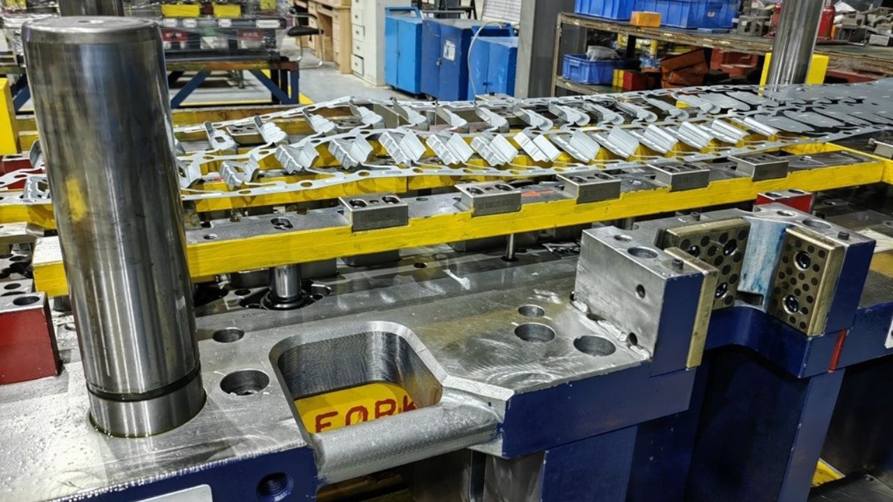 Choice Between Progressive and Transfer Dies in Enhancing Metal Stamping